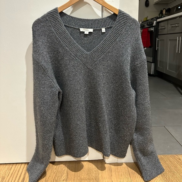 Vince Wool/Cashmere blend V-neck - Picture 2 of 9